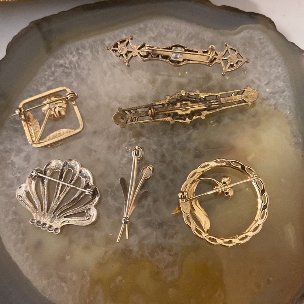 Pick only2 left! Very Vintage Brooch’s price for each - Picture 5 of 15